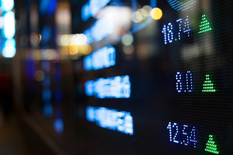 FTSE 100 struggles as pound perks up  featured picture