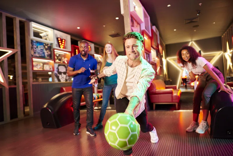 People tenpin bowling