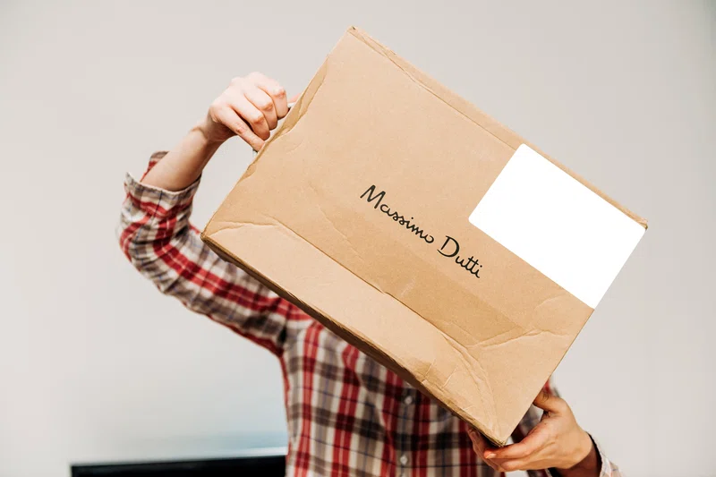 Woman holding Massimo Dutti bag