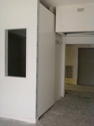 Portes coulissantes utilisant des glissières télescopiques pour usage intensif