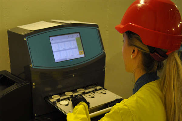 Nutronic-NT980-machine-in-use.jpg