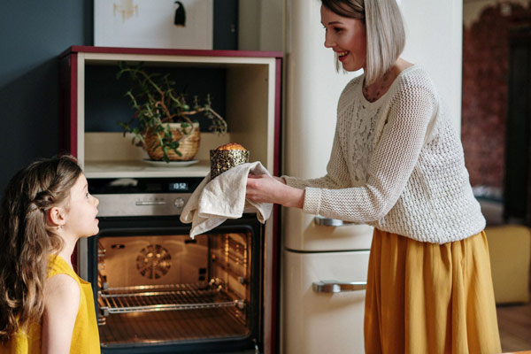 woman-holding-a-freshly-baked-cake-3992217-600x400.jpg