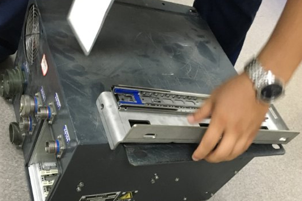 Stainless-steel-3557-slides-with-brackets-are-mounted-to-the-levitation-controller.jpg