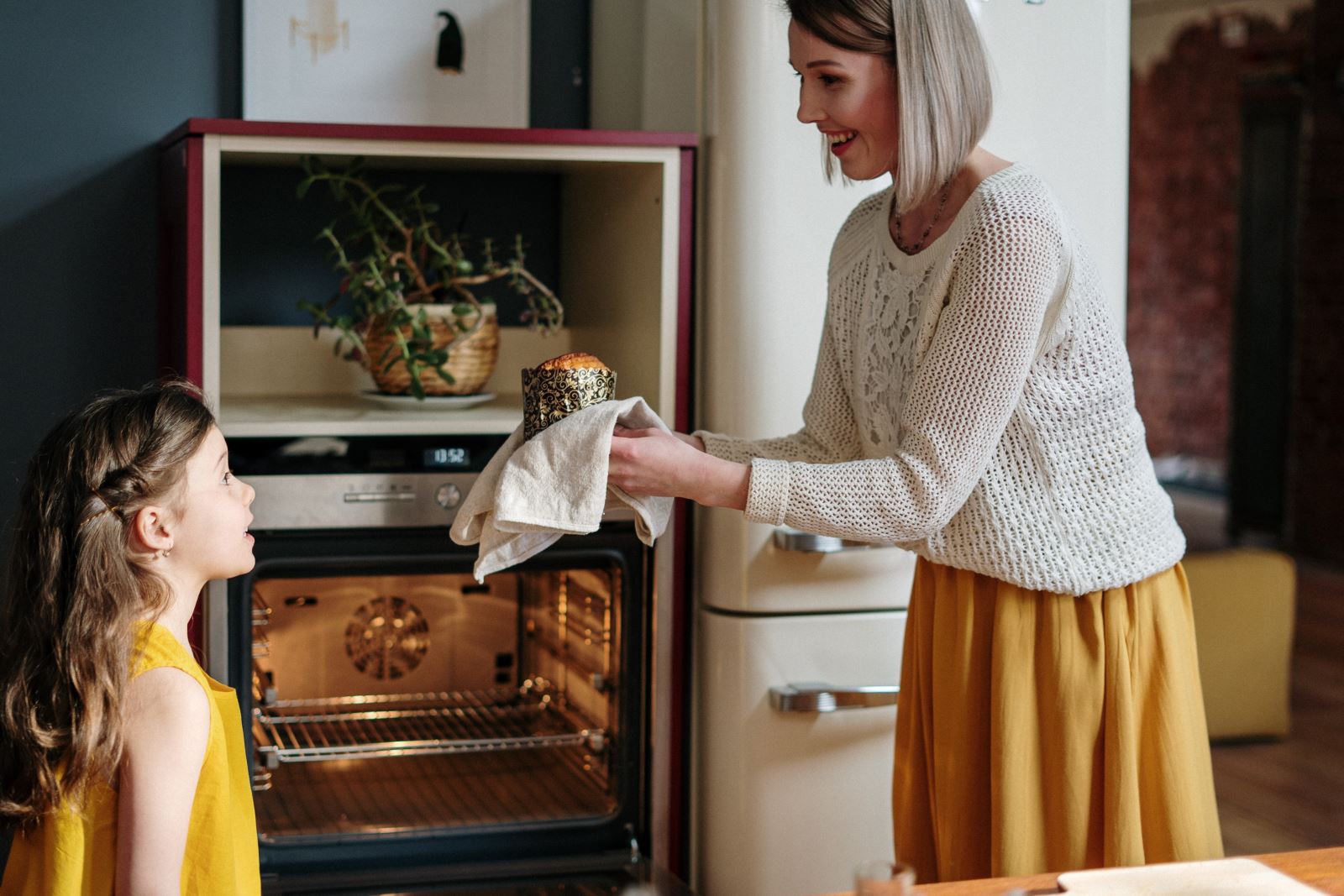 woman-holding-a-freshly-baked-cake-3992217.jpg