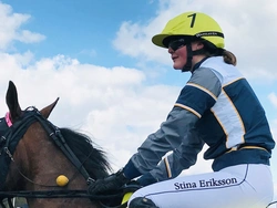 Stina rider monté på travskolan