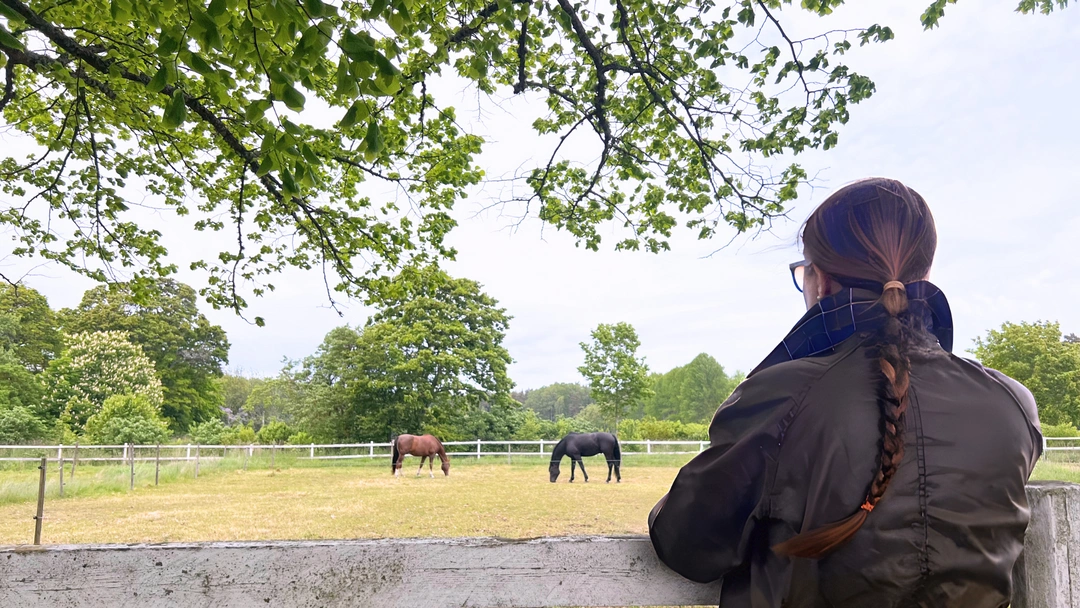 Ljudböcker i stallet: Så får ponnymamman Emma tid för sig själv med Bookbeat