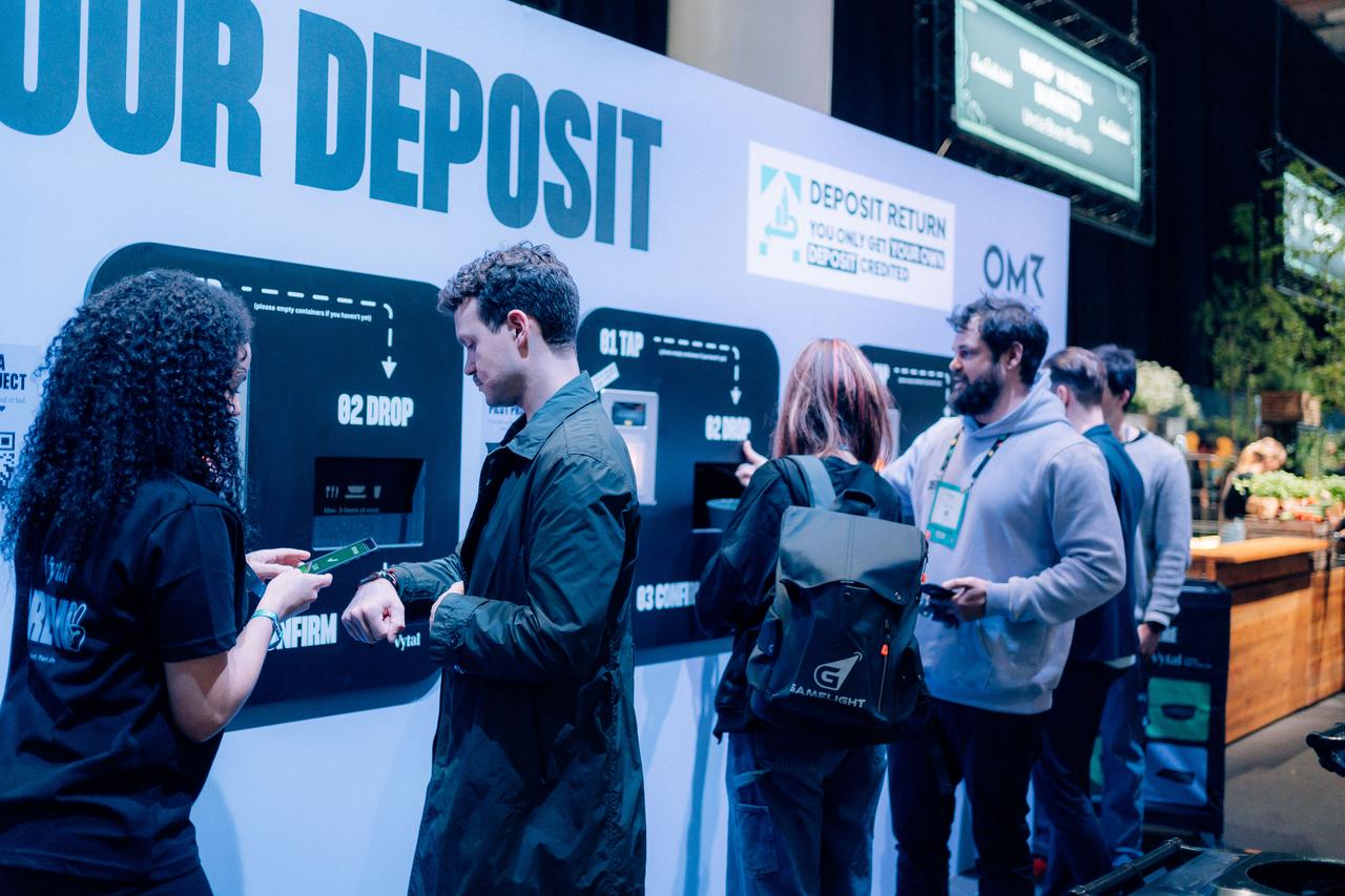 Eine Wand, welche als automatisierte Rückgabemöglichkeit von Mehrweggeschirr dient und bei OMR24 zum Einsatz kam.