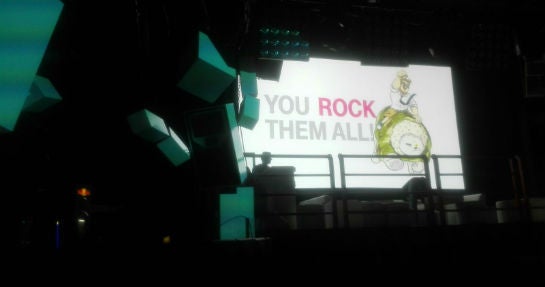 Von der T-Online-Lounge kann man den DJs direkt bei der Arbeit zuschauen. Das geht als Fortbildung durch, oder? 