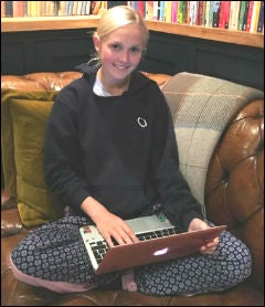 Beau Jessop bei der Arbeit an ihrer Website