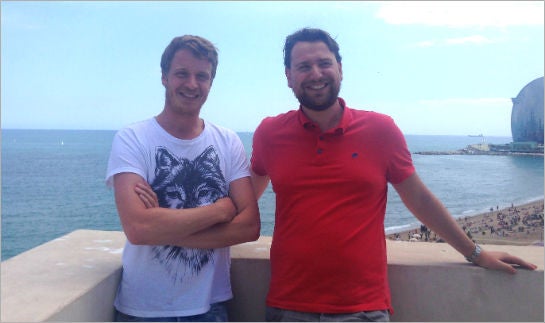 Benjamin Visser (rechts) mit Julius Dreyer auf der Dachterrasse des Unternehmens in Barcelona