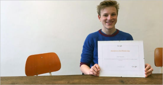Len Focken mit seinem Google Analytics IQ-Zertifikat. 