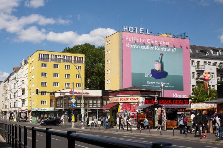 Klarna Plakat Berlin Warschauer Bruecke OMR