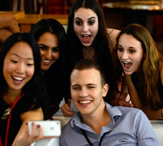 Jerome Jarre mit seinen Fans (Foto: TEDxYouth, CC BY-NC-ND 2.0)