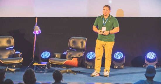 Eric Seufert von Heracles auf der Bühne der FirstScreen Conference in Berlin (Foto: Hannes Holtermann)