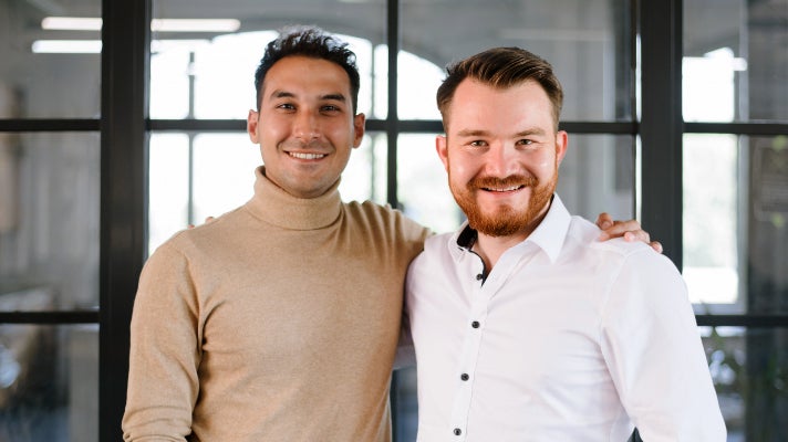 Ceyhun Derinbogaz und Dominik Lambersy haben Textcortex gegründet. Foto: Textcortex