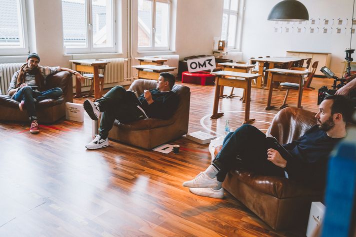 Die Jury tagt: Fynn Kliemann, Tim Mälzer und Philipp Westermeyer (v.l.) vor Ort in Hamburg,  Lea-Sophie Cramer war virtuell dabei