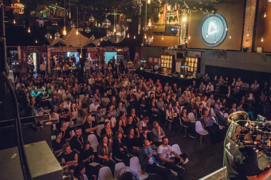 Das Publikum lauschte dem Interview auf der NPA und konnte am Ende auch Fragen stellen. (Foto: Hannes Holtermann, Online Marketing Rockstars)