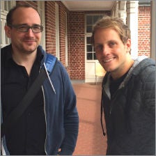 Roland (links) von den Online Marketing Rockstars mit Axel Fischer bei einer Seminar-Pause an der Hamburg Media School