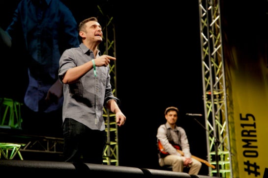 Stehe mit Stars der Branche auf einer Bühne!