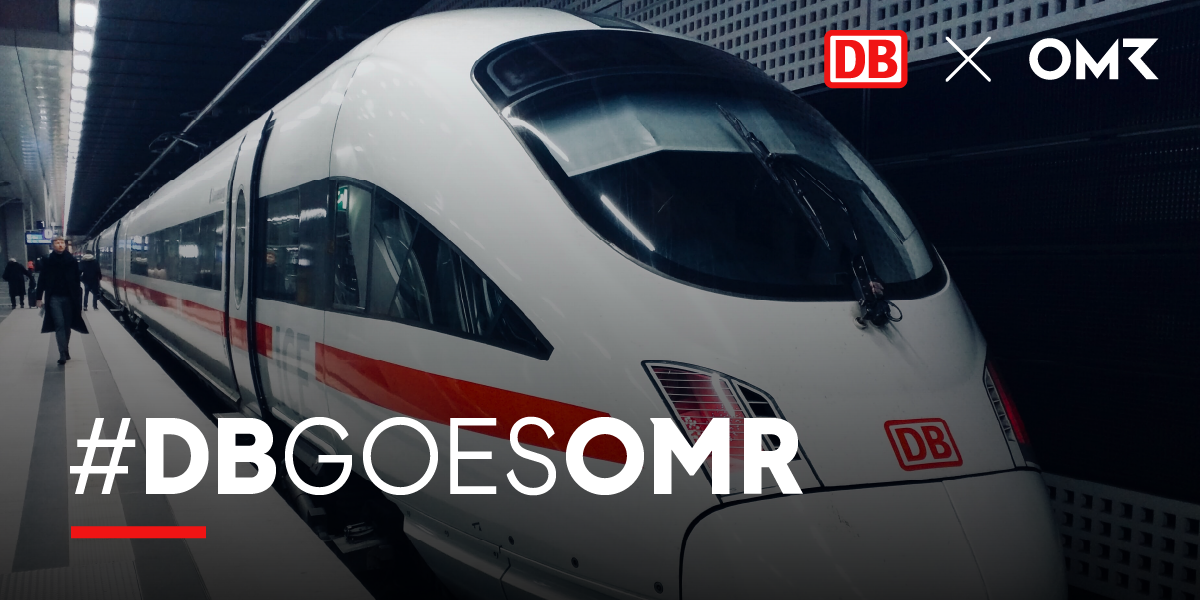 Ein ICE-Zug der Deutschen Bahn am Bahnsteig in einem Bahnhof.