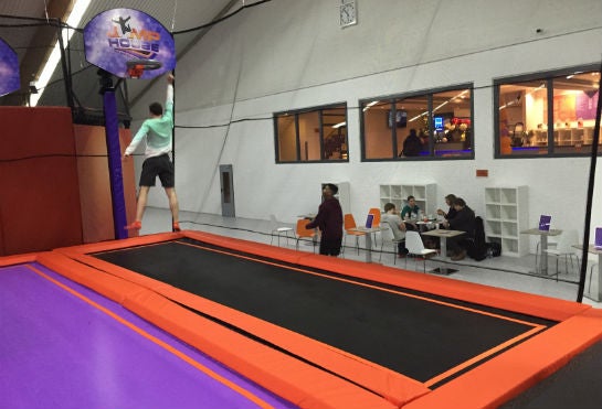 Rockstars-Gründer Philipp Westermeyer testet erfolgreich das Trampolin-Dunken