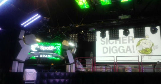 Das fette Line-Up mit Moonbootica & Co. haben wir Spotify for Brands zu verdanken. Die Lounge von T-Online hat extra noch einen neuen, magentafarbenen Anstrich bekommen.