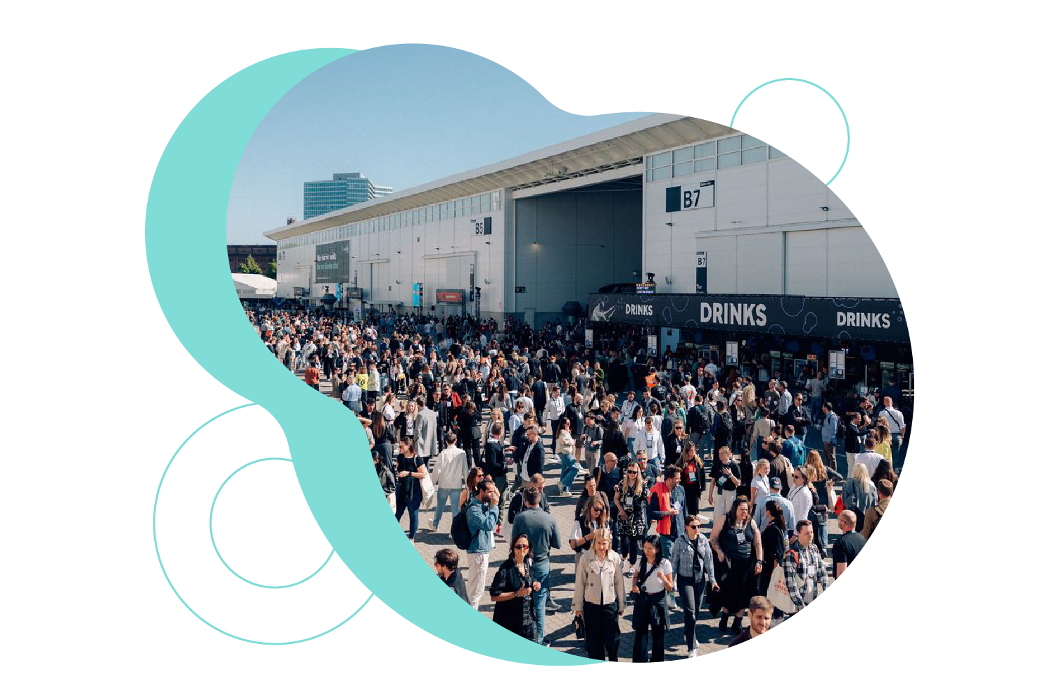 Außengelände zwischen den Messehallen mit einer großen Menschenmenge beim OMR Festival.