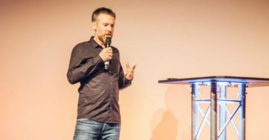 Brian Morrissey auf der Bühne der New Platform Advertising-Konferenz 2015. (Foto: Hannes Holtermann, Online Marketing Rockstars)
