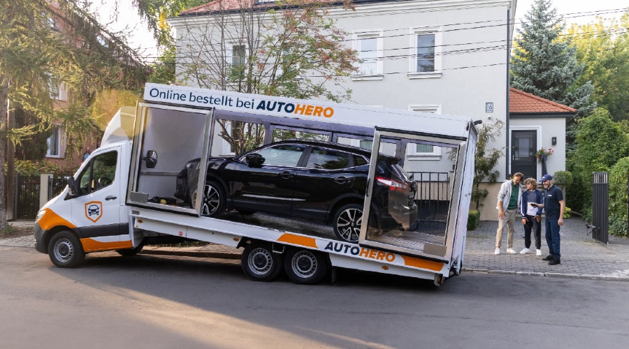 Per Glas-Truck liefert Autohero Gebrauchtwagen an die Kund*innen. Foto: Autohero