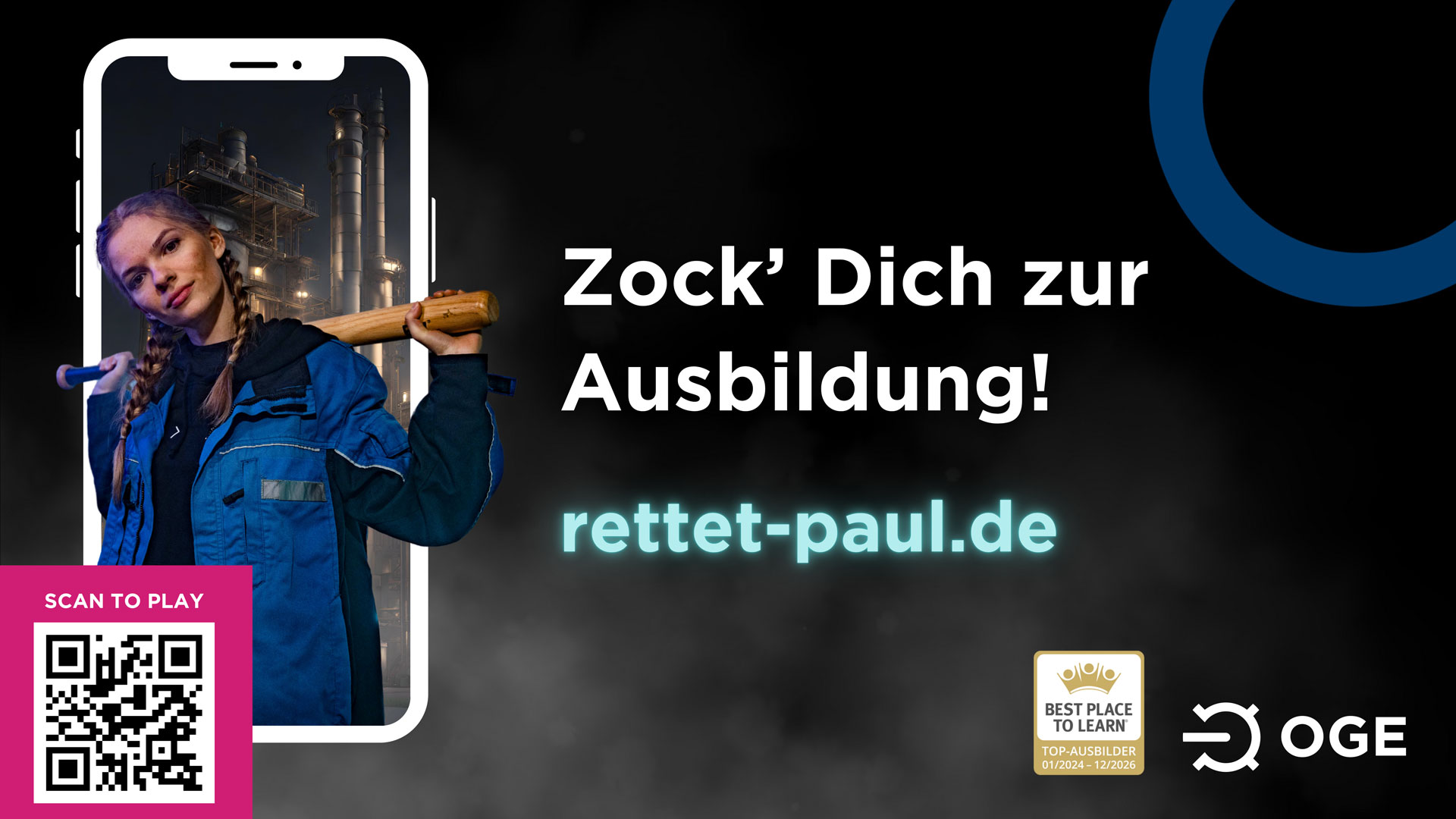 Eine junge Frau in Arbeitskleidung steht mit einem Vorschlaghammer über der Schulter, halb aus einem Smartphone herausragend. Im Hintergrund eine nächtlich beleuchtete Industrieanlage. Daneben der Text „Zock’ Dich zur Ausbildung!“ und ein QR-Code mit Link zur Webseite rettet-paul.de.
