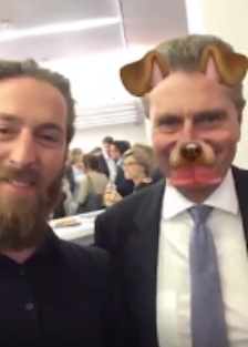Philip Siefer snappt mit Günther Oettinger.