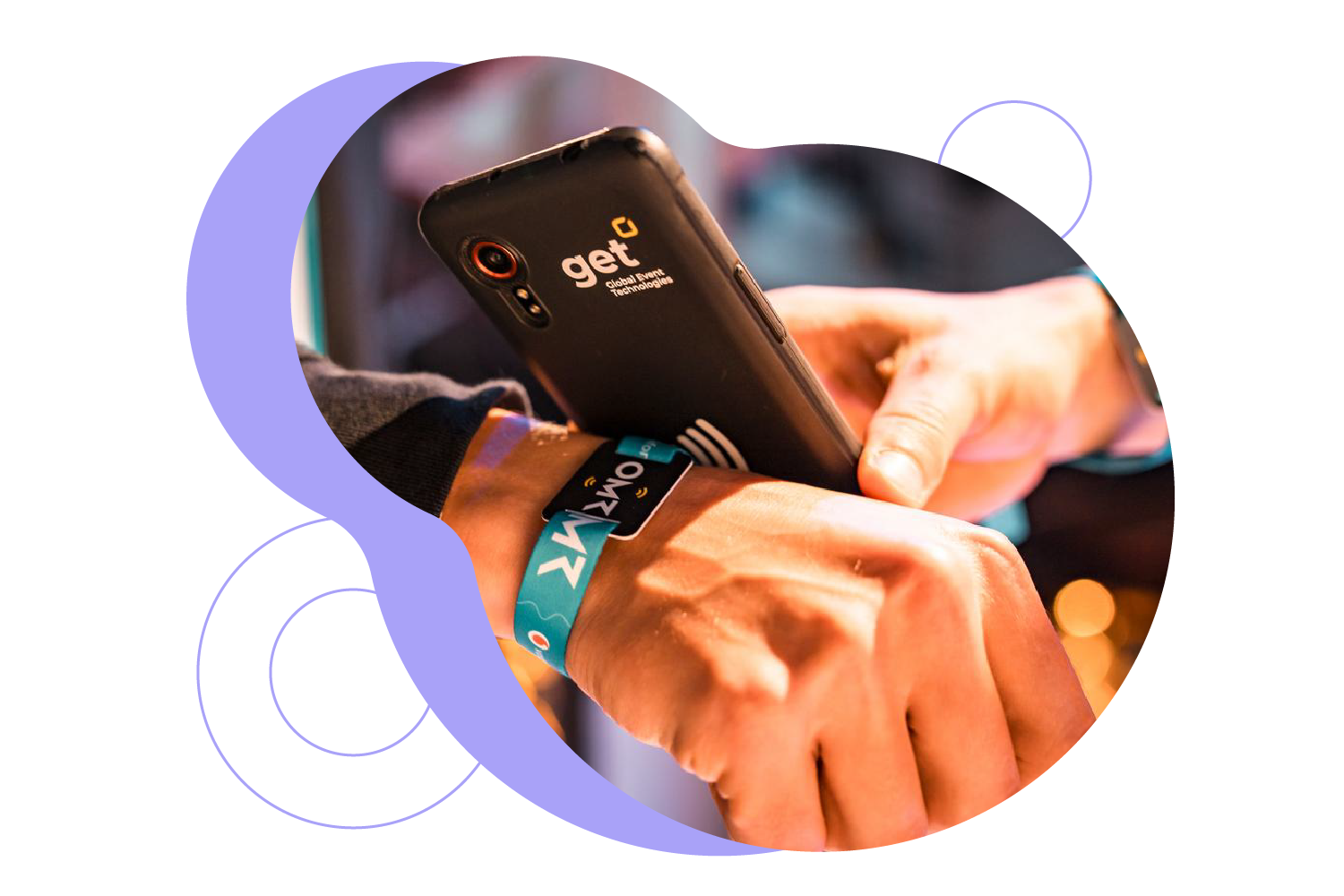 Zwei Handgelenke, welche beide ein Armband vom OMR Festival tragen und der Chip von einem der Armbänder wird an ein Lesegerät gehalten.