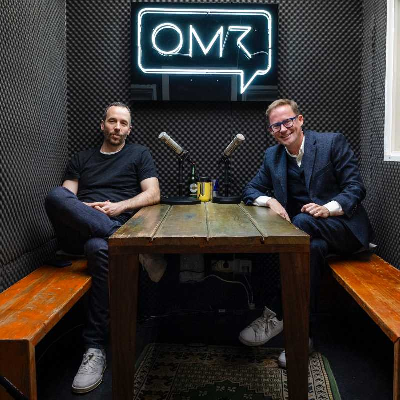 Jan-Hendrik Goldbeck pendelt zwischen Frankfurt, Mallorca und Ostwestfalen – hier besucht er OMR-Gründer Philipp Westermeyer (links) im Studio in Hamburg. Foto: OMR