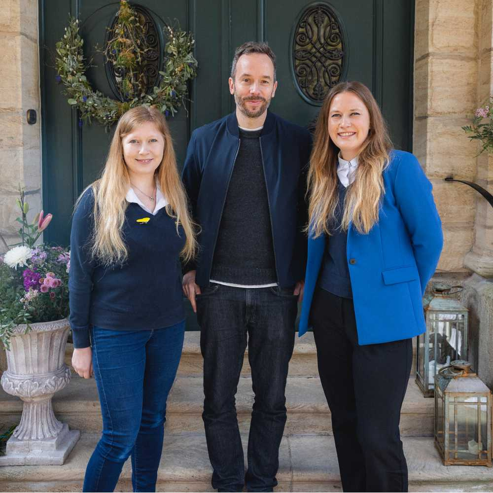 Die Edeka-Unternehmerinnen Marilena und Anna-Katharina Pfeilstetter (von links) trafen sich mit OMR-Gründer Philipp Westermeyer zur Aufnahme. Foto: OMR