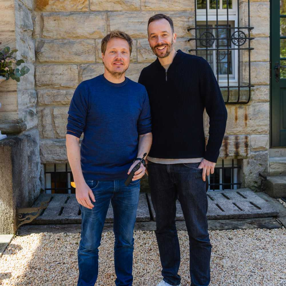 Beim Interview mit OMR-Gründer Philipp Westermeyer (r.) erzählte Stefan Walter, wie Happybrush mit einer schwarzen Zahnbürste ein erster Marketing-Coup gelungen ist. Foto: OMR