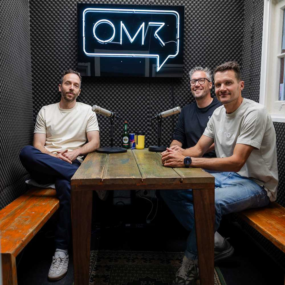 Triathlon-Legende Jan Frodeno und Ryzon-Gründer Mario Konrad (von rechts) zu Besuch bei OMR-Gründer Philipp Westermeyer in Hamburg. Foto: OMR