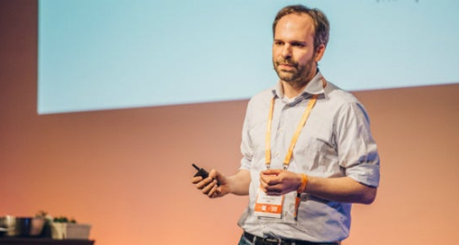 Bjoern Sjut über zehn Wege mit Messaging-Plattformen Geld zu verdienen. (Foto: Hannes Holtermann, Online Marketing Rockstars)