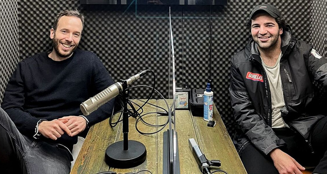 Philipp Westermeyer mit Gorillas-Gründer Kağan Sümer (r.)