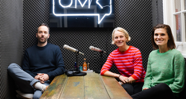 Léa Steinacker und Miriam Meckel (von rechts) trafen sich mit OMR-Gründer Philipp Westermeyer in Hamburg zur Aufnahme. 