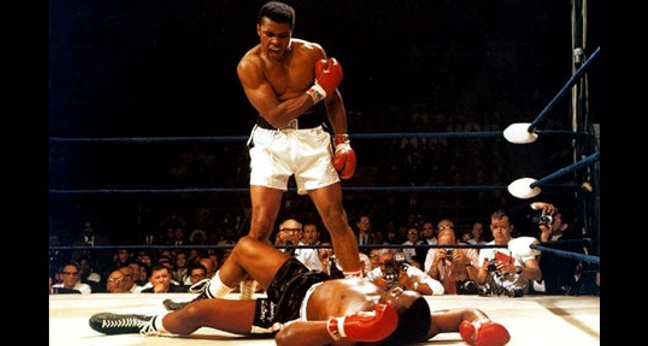 Muhammad Ali besiegt seinen Gegner – ein Symbolbild für erfolgreiche Konkurrenzanalyse