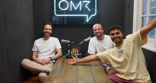 OMR-Gründer Philipp Westermeyer (links) traf sich mit Maximilian Lange und Younes Zarou (rechts) in Hamburg zur Aufnahme. Foto: OMR