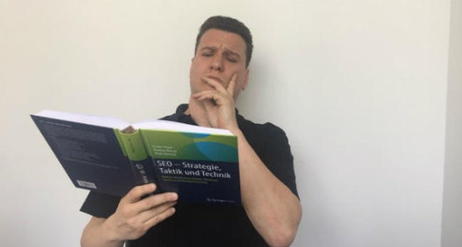 Alle Grundlagen auf einen Blick: Andre Alpar liest in seinem Buch "SEO – Strategie, Taktik und Technik" (Quelle: Andre Alpar) 
