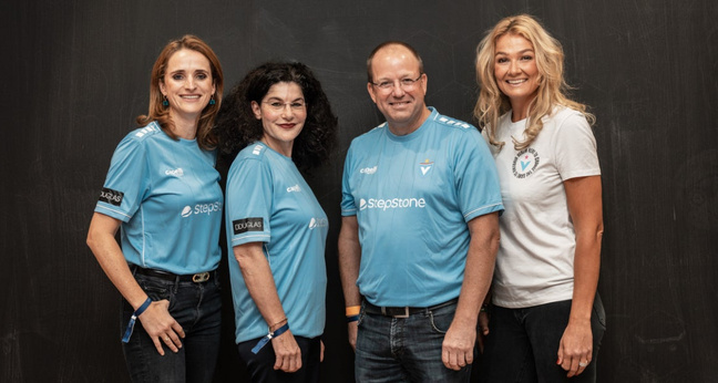 Verena Pausder, Douglas-Chefin Tina Müller, Stepstone-CFO Thorsten Otte und Viktoria-Berlin-Aufsichtsrätin Franziska van Almsick bei der Präsentation der neuen Trikots. Foto: Viktoria Berlin/Michael Neuhaus