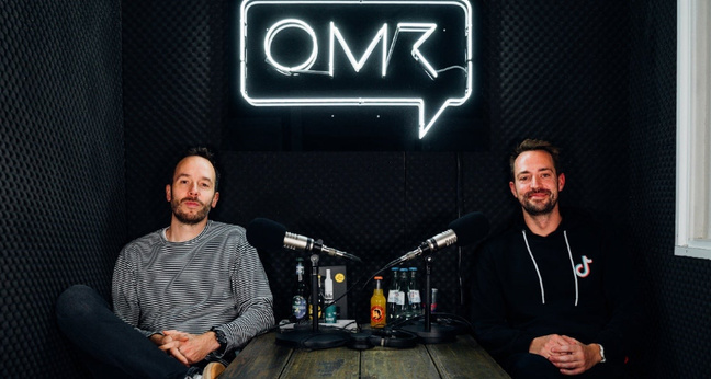 Philipp Westermeyer (links) traf Thomas Wlazik zur Aufnahme in Hamburg. Wlazik ist General Manager Global Business Solutions für Deutschland, Österreich und die Schweiz sowie für die Niederlande und Israel bei Tiktok. Foto: OMR