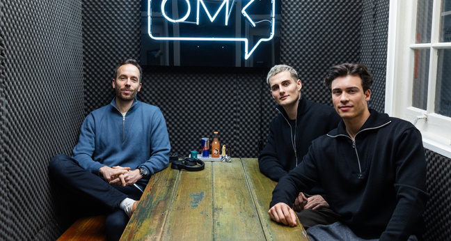 Tim Schäcker und Luis Freitag (von rechts) sind Teil der Elevator Boys und waren bei Philipp Westermeyer im OMR Podcast zu Besuch. Foto: OMR