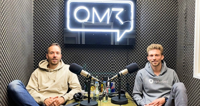 Refurbed-Gründer Kilian Kaminski (rechts) mit Philipp Westermeyer in der OMR-Podcast-Kabine