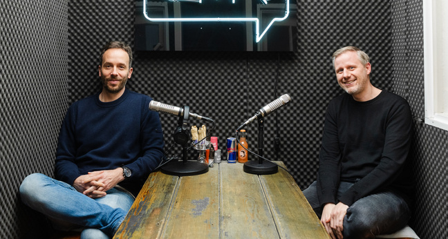 Spotify-Manager Michael Krause besuchte OMR-Gründer Philipp Westermeyer im Studio (v.r.)