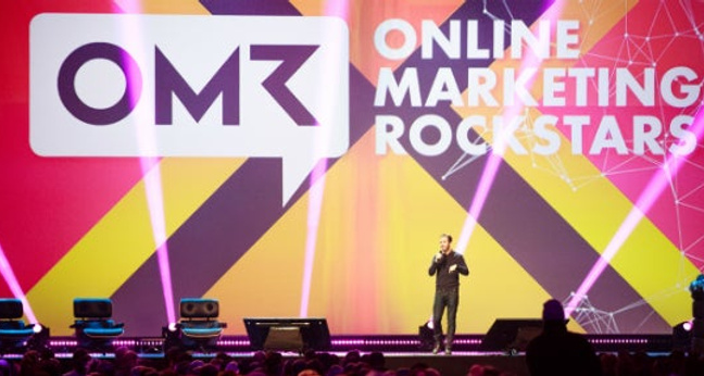 Philipp Westermeyer eröffnet die OMR Konferenz 2016. (Foto: Chris Kurr / Online Marketing Rockstars)
