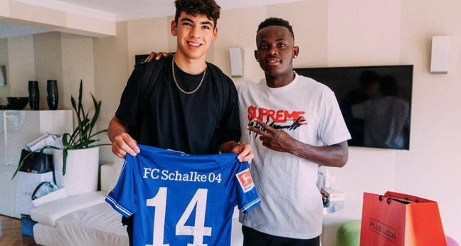 Léon Gissing mit seinem Kunden Rabbi Matondo, walisischer Nationalspieler, der gerade von Schalke 04 an Stoke City ausgeliehen ist