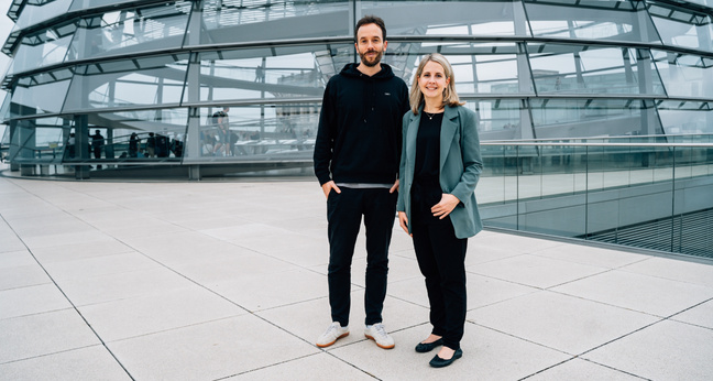 Verena Hubertz und Philipp Westermeyer auf dem Dach des Berliner Reichtags